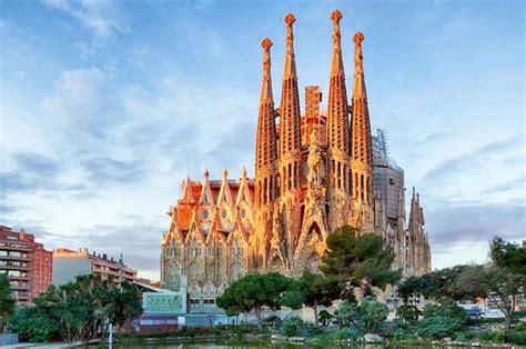 A Sagrada Família e o Mistério da Luz Dorada: Uma Viagem Através do Espiritualismo Colombiano